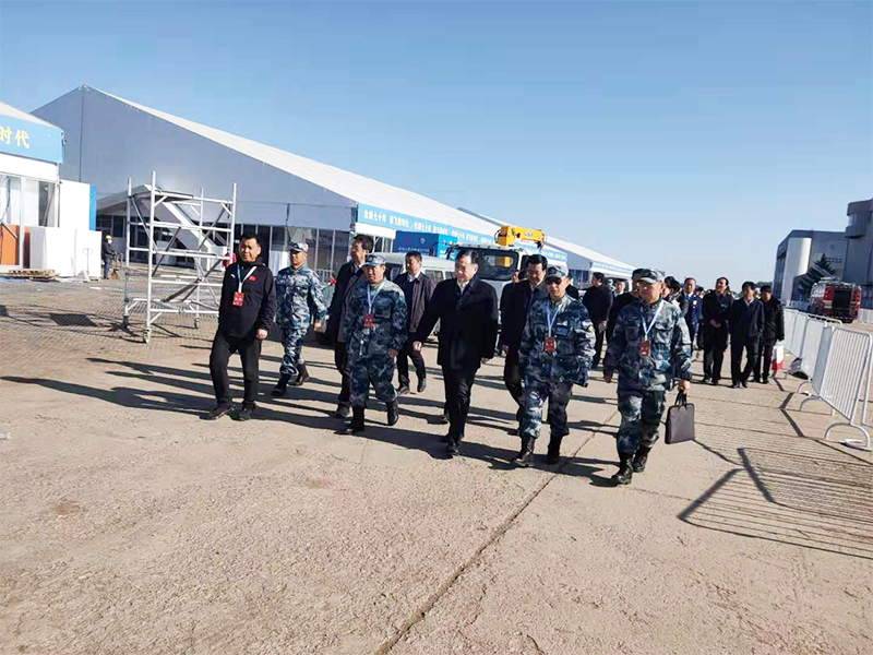 2019年10月14日 空軍航空大學(xué)張柱祥政委，劉忻市長(zhǎng)視察長(zhǎng)春航空展現(xiàn)場(chǎng).png