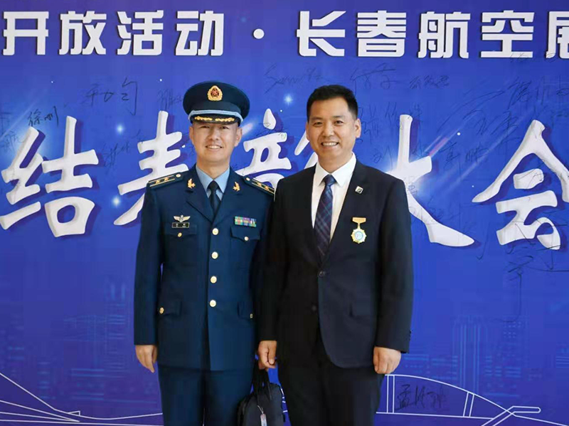 2019年10月31日空軍航空大學(xué)徐剛主任（左）王樹武（右）.png